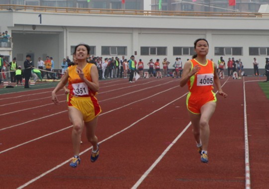 王東明奪得女子(zi)100米短跑第三名(míng)